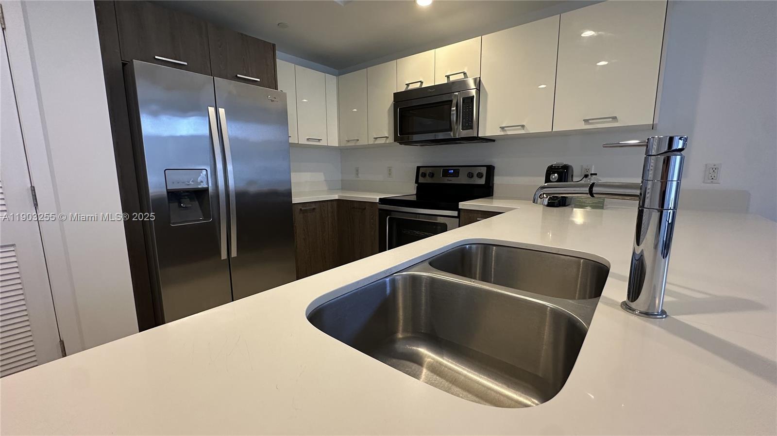 BAY BREEZE RESIDENCES COND - Residential