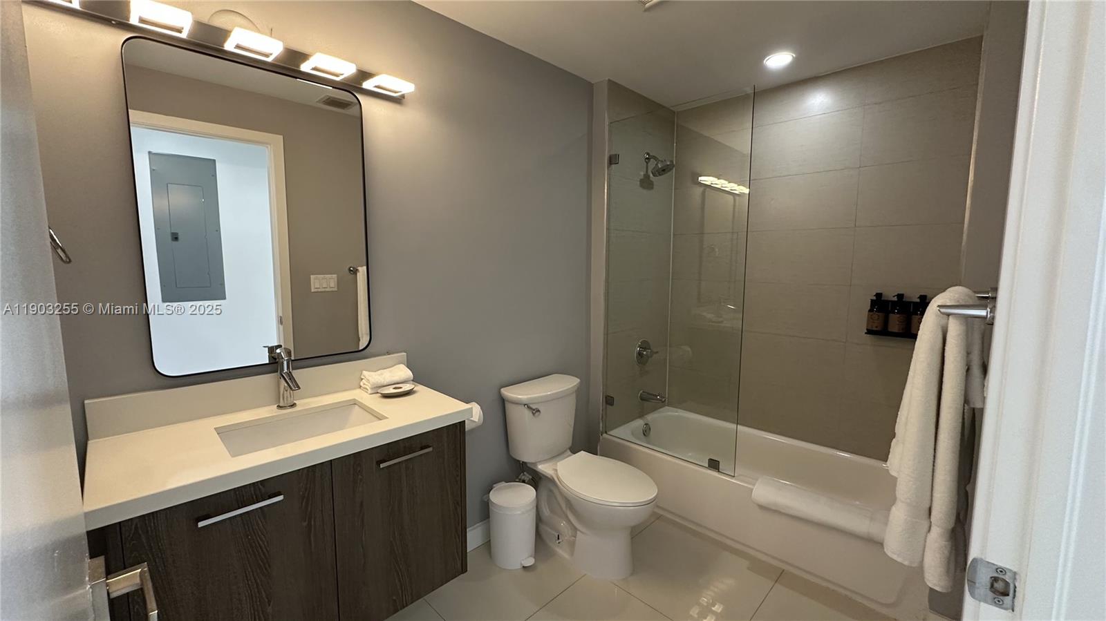 BAY BREEZE RESIDENCES COND - Residential