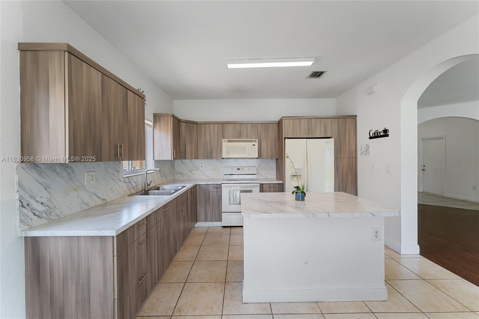 SILVER PALM LAKE - Residential