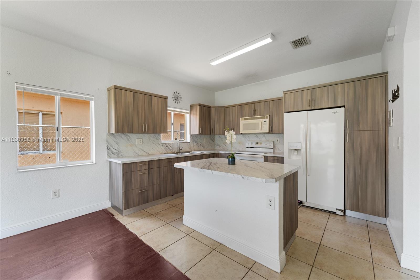 SILVER PALM LAKE - Residential