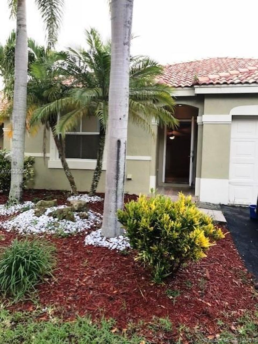 NICE TWIN-HOME IN DESIRABLE COMMUNITY, THE RIDGES,"A" SCHOOLS. SPLIT BED PLAN, OVERSIZE GARAGE WITH STORAGE, LARGE KITCHEN WITH EAT IN BREAKFAST AREA. HUGE LIVING ROOM, MOVE IN CONDITION.