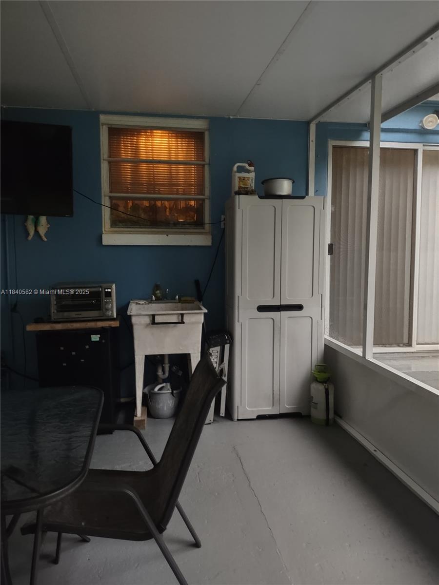 SUNSHINE MANOR NO 3 - Residential