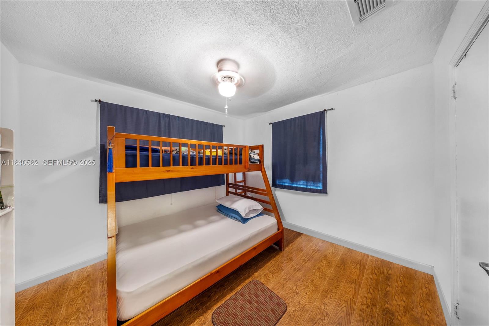 SUNSHINE MANOR NO 3 - Residential