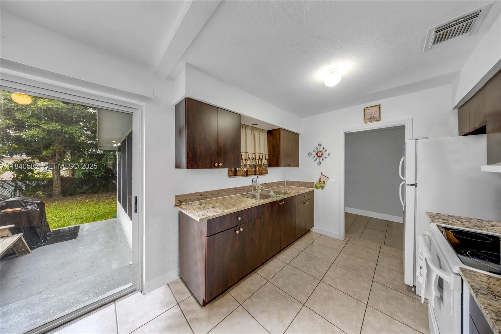 SUNSHINE MANOR NO 3 - Residential