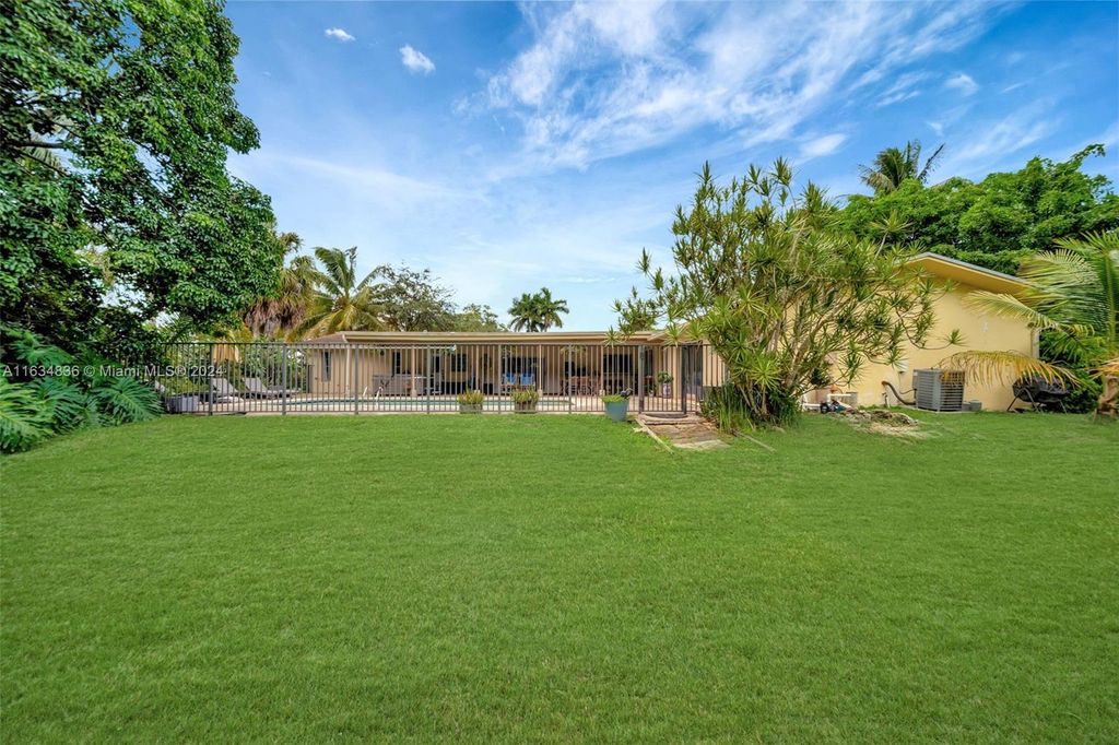 Photo of 11450 NW 4th St, Plantation, FL 33325 (MLS # A11634836)
