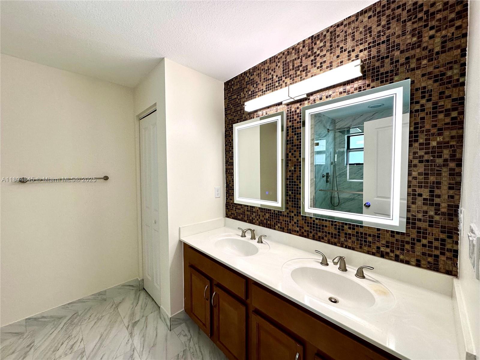 CHAMPION LAKES - Residential