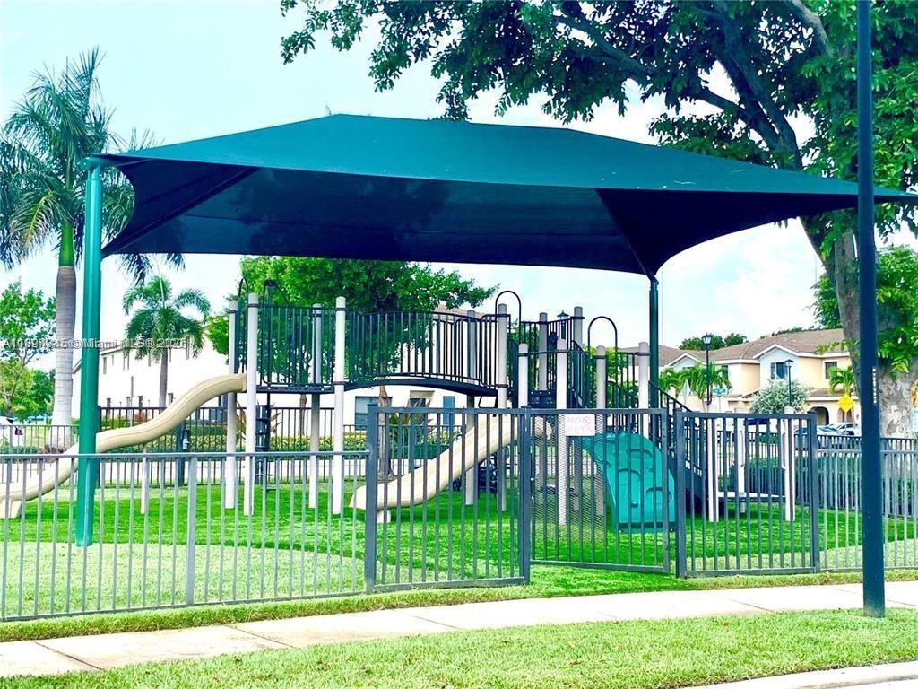 CHAMPION LAKES - Residential