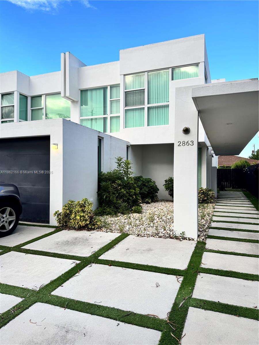 Beautiful and spacious 4 bedroom, 3.5 bath townhouse in Coconut Grove. Modern, with state of the art appliances this townhouse is located in one of the Miami's most sought after neighborhoods. Close to the best private and public schools, parks, restaurants and shops.