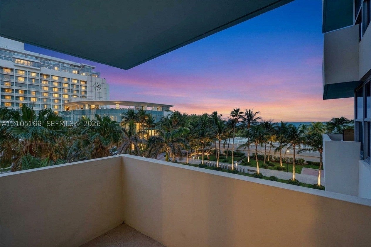 2899 Collins Ave 521