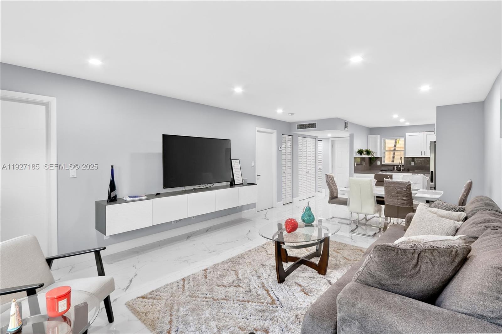 FOURTH GULFSTREAM GARDEN A - Residential