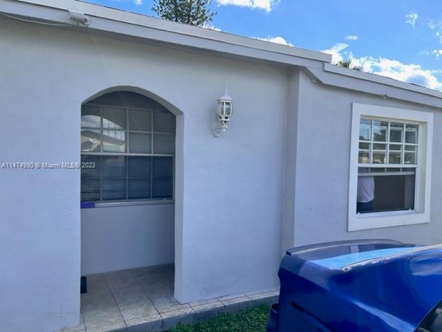 Great Unit all remodeled with brand new kitchen cabinets, brand new oven range and brand new refrigerator , freshly painted. Beautiful private garden. Don"t miss this one.