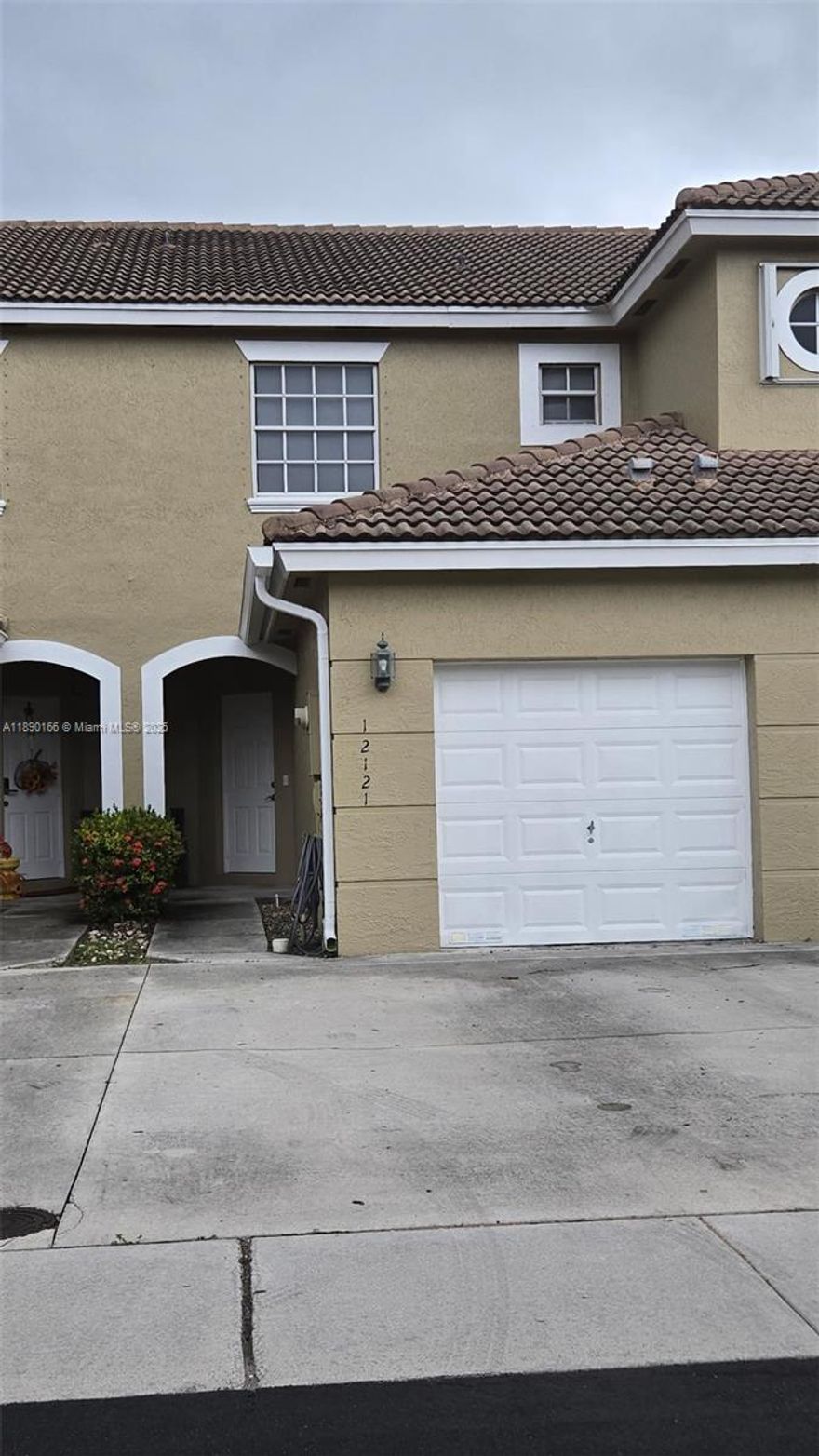 "JUST STUNNING" is the only way to describe this beautiful 2-bedrooms / 2 1/2-bathroom home in one of the most desirable and family-oriented communities of Pelican Point in Broward County. This amazing home features an open floor plan with a large kitchen with stainless steel appliances, high ceilings, modern style bathrooms, a screened porch and so much more. This pristine property is second to none and is ready to use to entertain family and friends throughout the entire year.