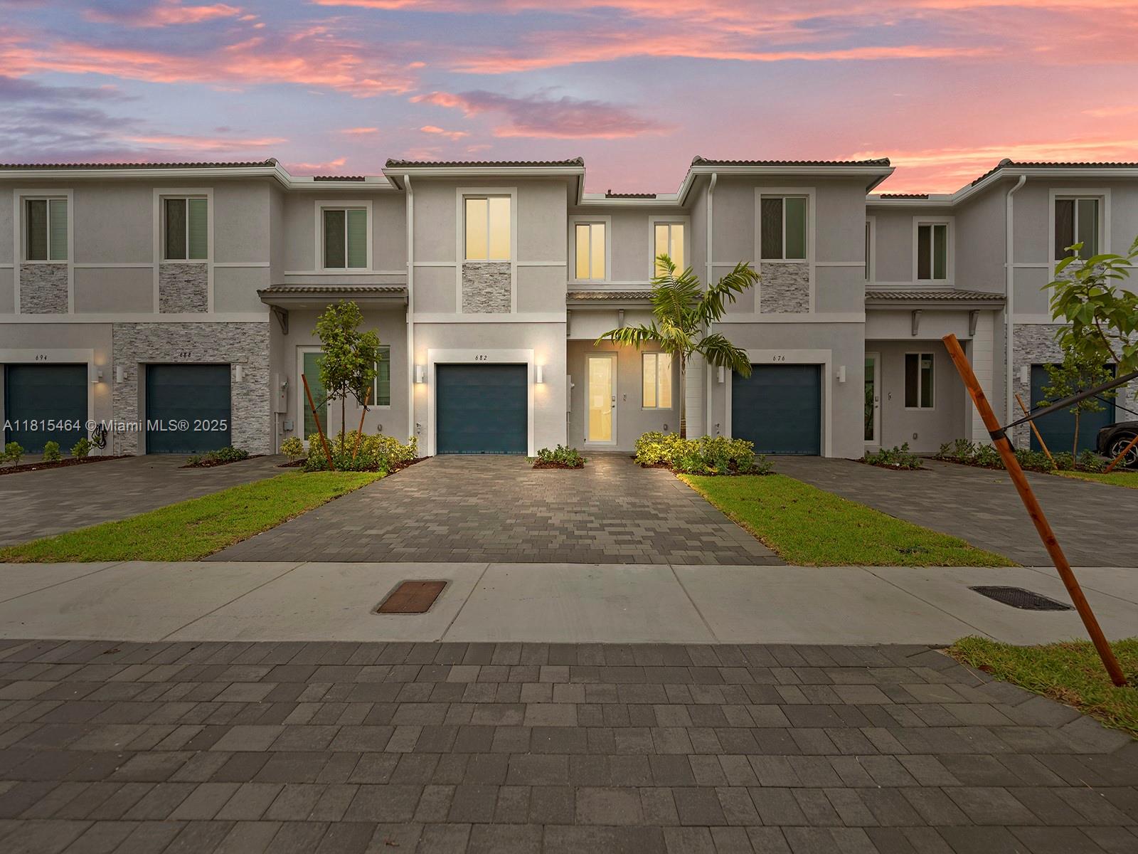 Rental Property at 682 Se 14th St 682, Homestead, Miami-Dade County, Florida - Bedrooms: 3 
Bathrooms: 4  - $3,000 MO.