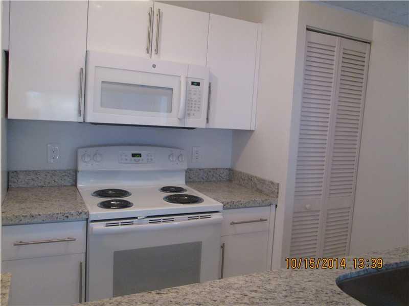 Impeccable 3 Bed/ 2 Bath Condo. New Kitchen Cabinets and New Appliances, Remodeled Bathrooms. Great location at The Hammocks in Kendall.