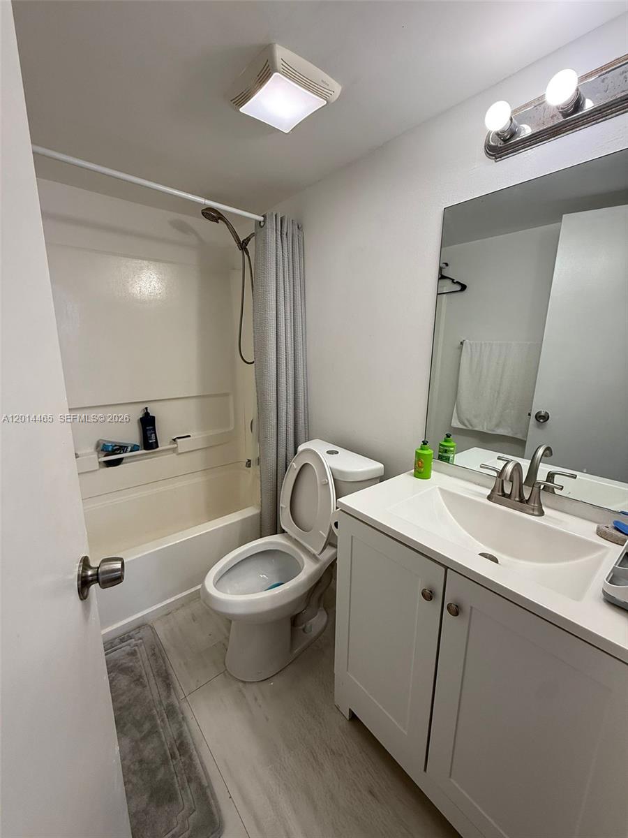 LAS BRISAS@ COUNTRY CLUB - Residential Lease