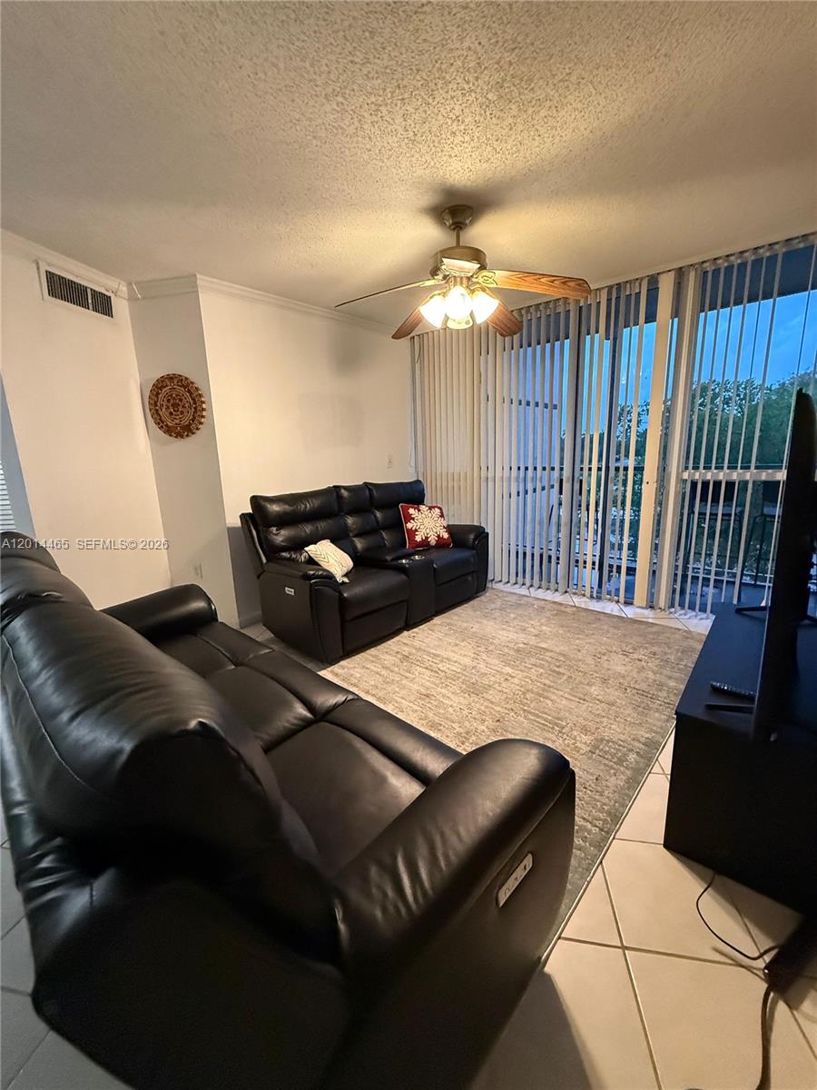 LAS BRISAS@ COUNTRY CLUB - Residential Lease