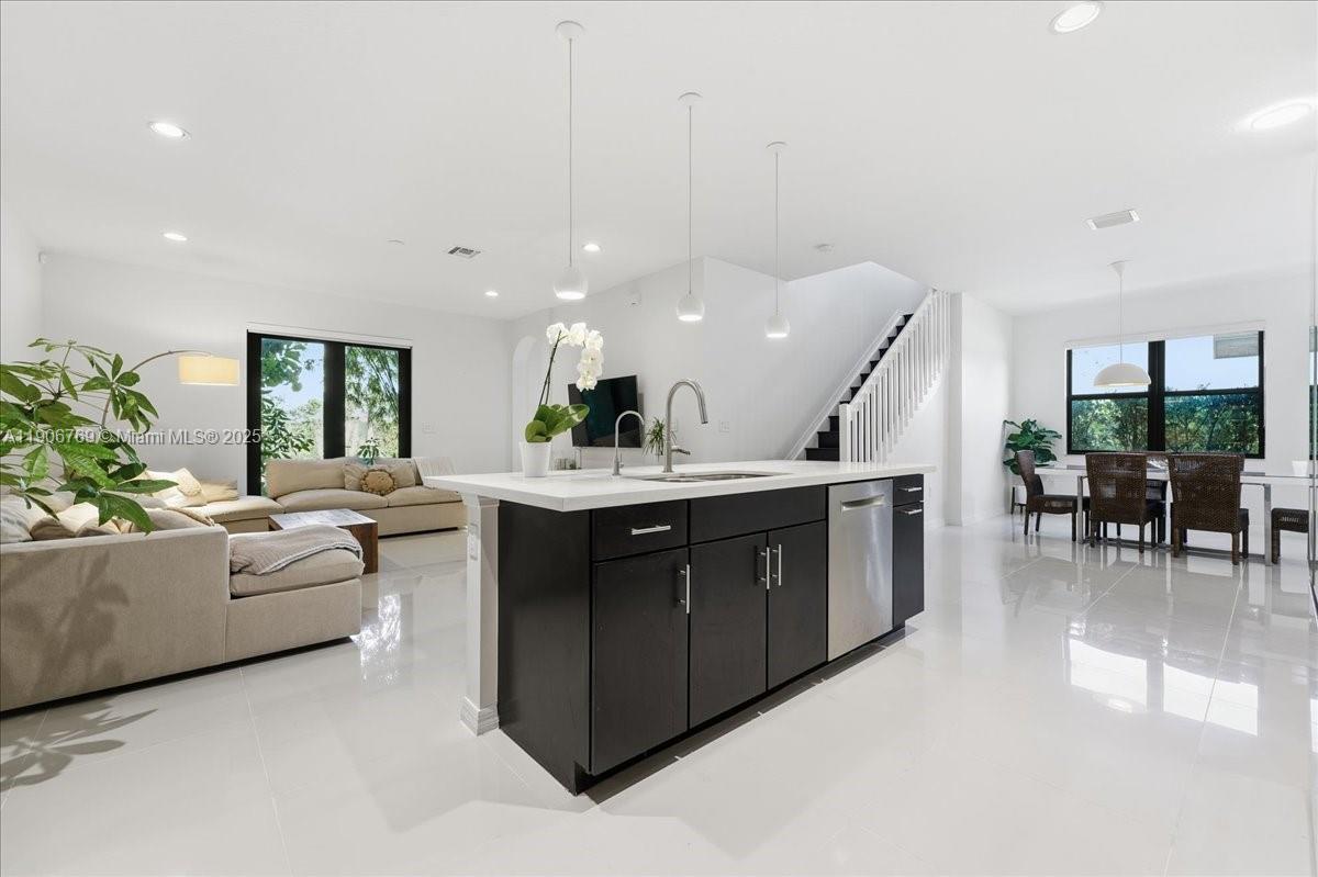 CHAMPION LAKES - Residential