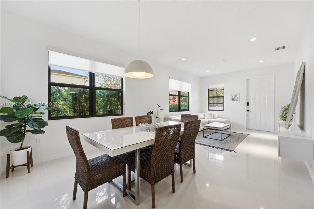 CHAMPION LAKES - Residential