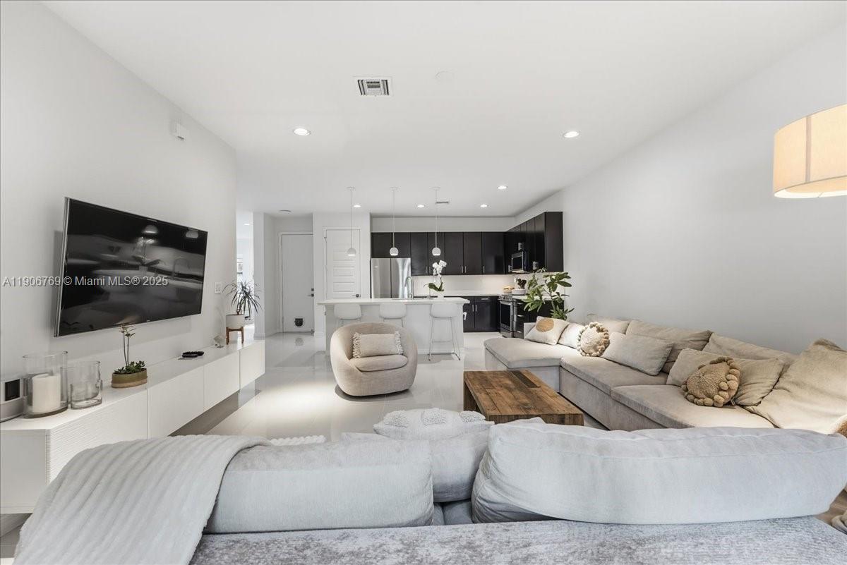 CHAMPION LAKES - Residential