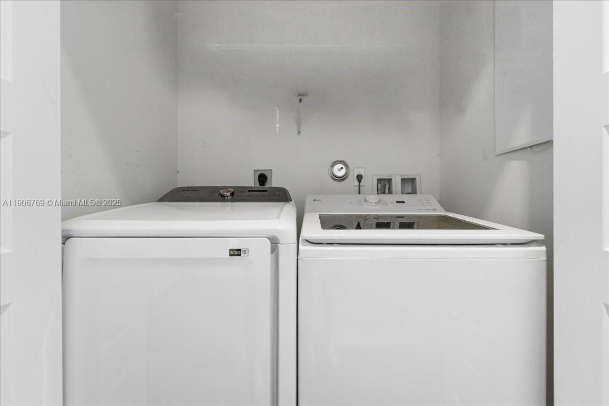 CHAMPION LAKES - Residential