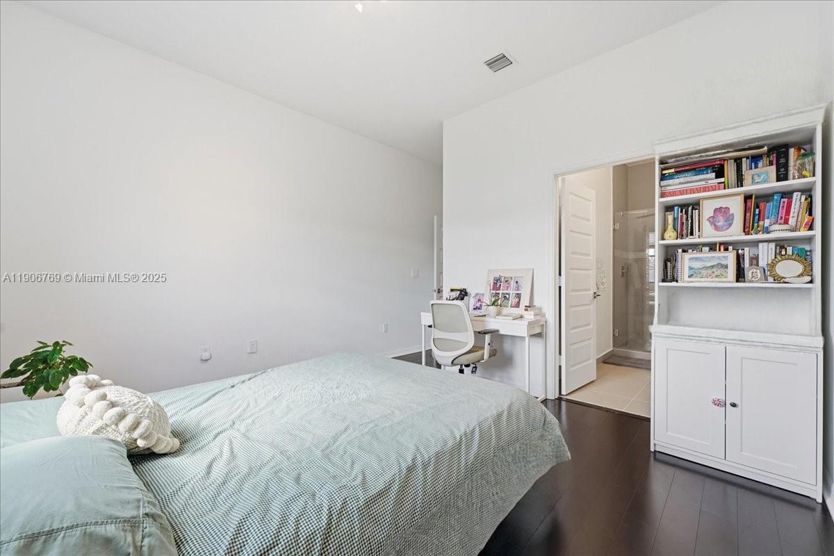 CHAMPION LAKES - Residential