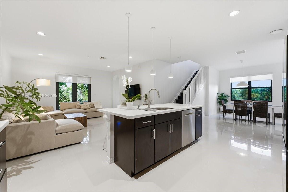 CHAMPION LAKES - Residential