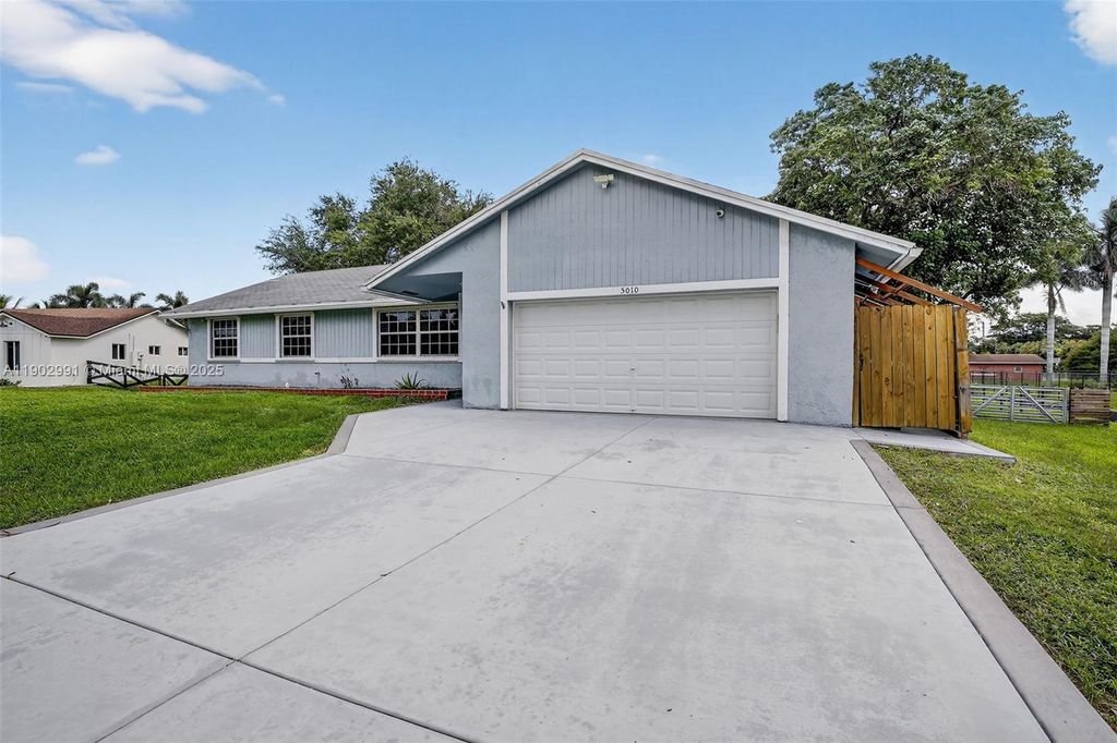 Photo of 5010 SW 201st Ter, Southwest Ranches, FL 33332 (MLS # A11902991)