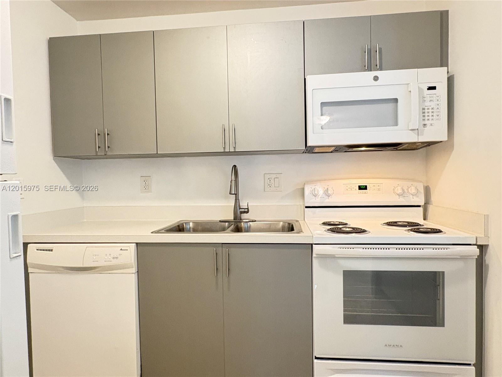 LAKEVIEW AT HAMMOCKS COND - Residential Lease