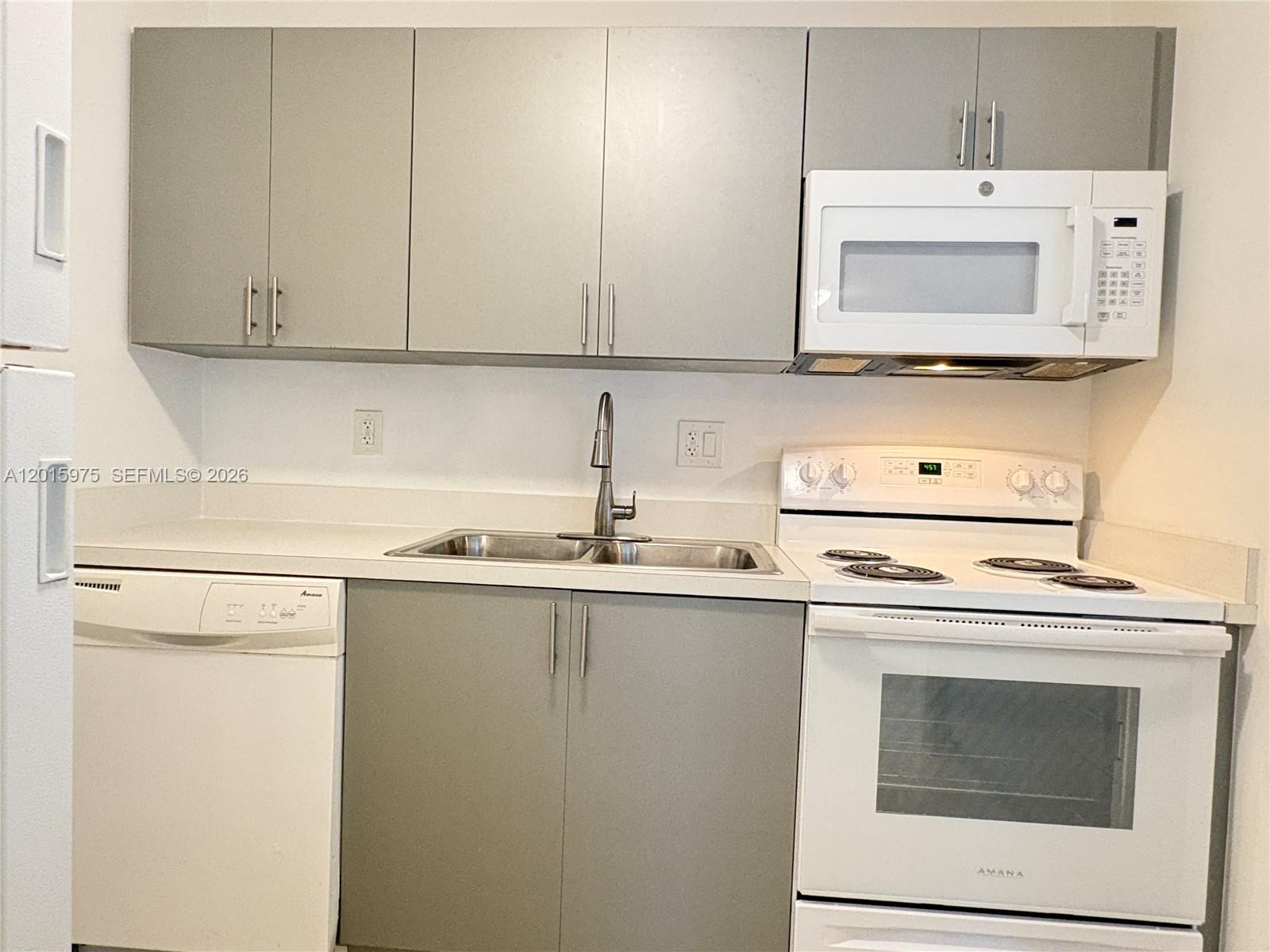 LAKEVIEW AT HAMMOCKS COND - Residential Lease