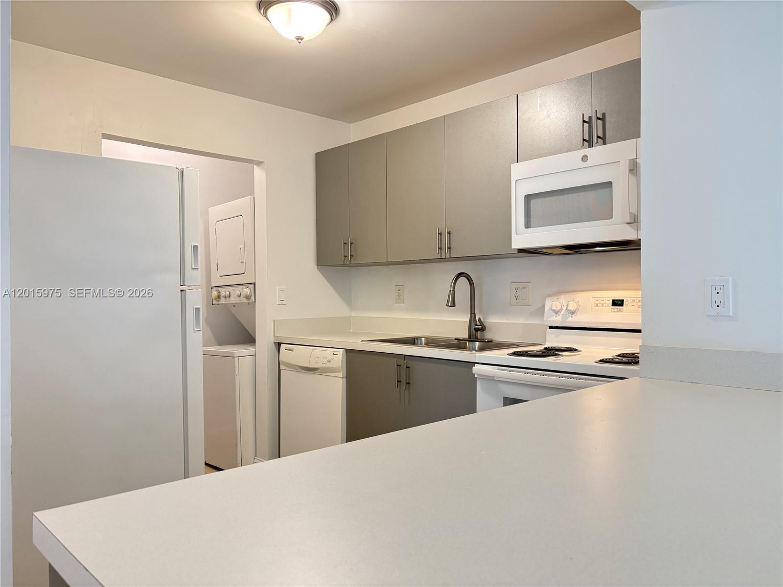 LAKEVIEW AT HAMMOCKS COND - Residential Lease