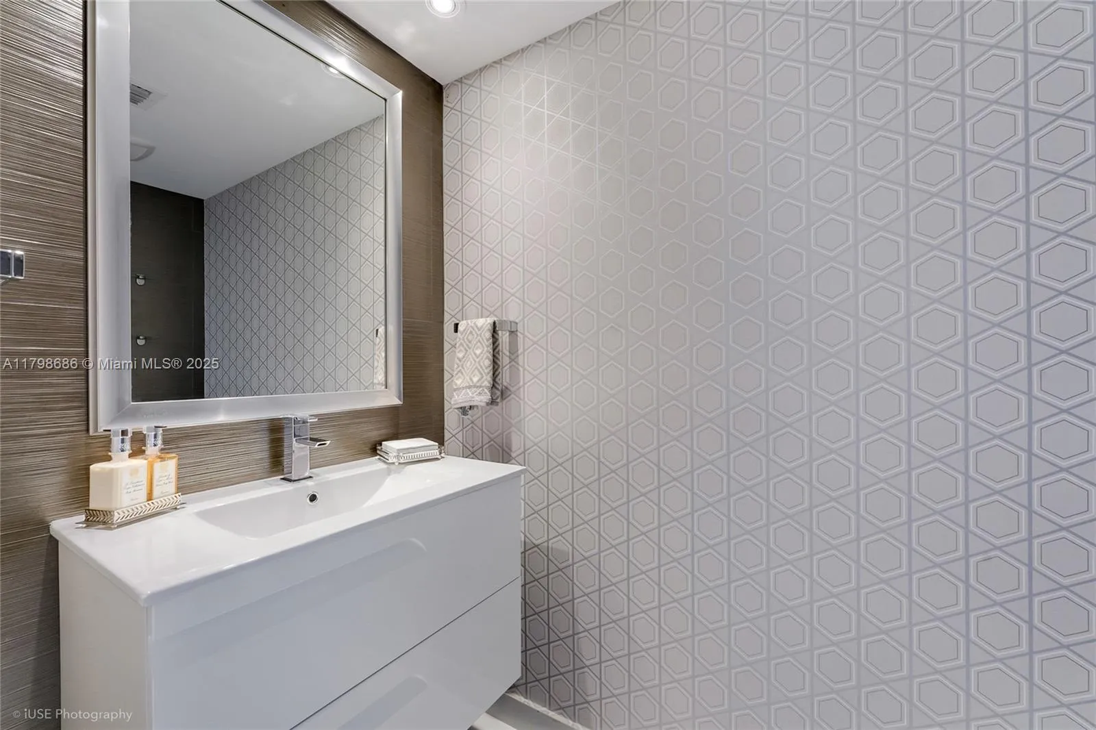 Key Biscayne, Florida 33149, United States, 2 Bedrooms Bedrooms, ,3 BathroomsBathrooms,Residential,Active,125652