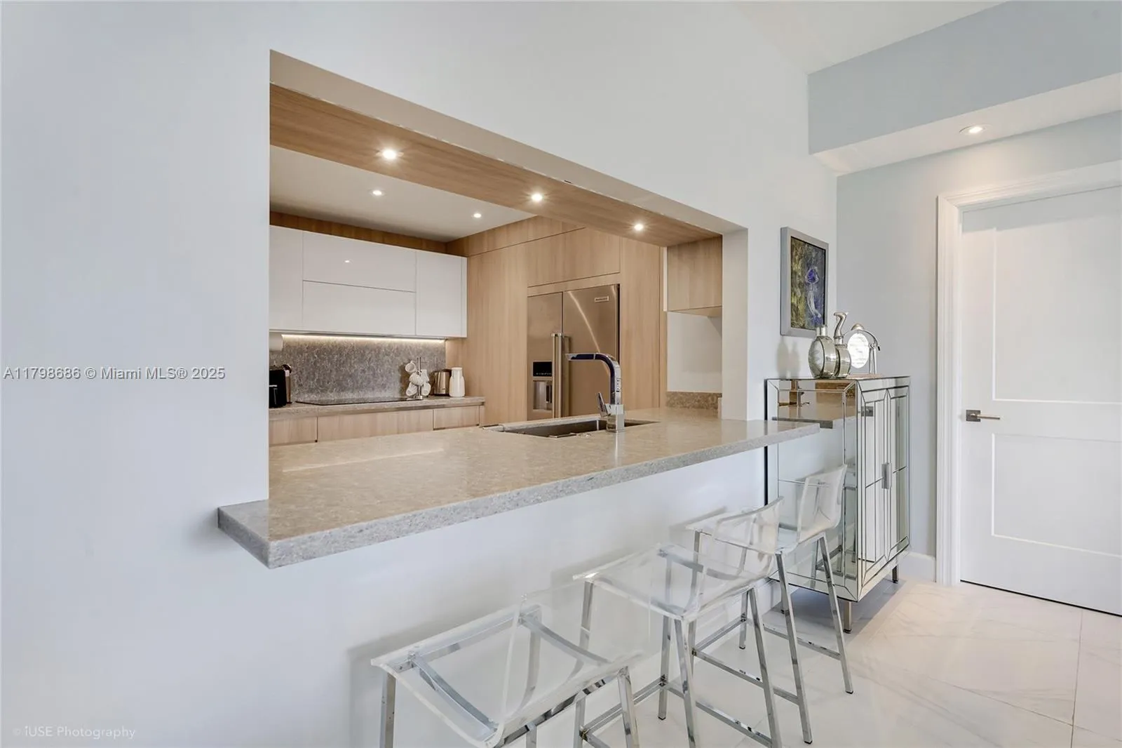 Key Biscayne, Florida 33149, United States, 2 Bedrooms Bedrooms, ,3 BathroomsBathrooms,Residential,Active,125652