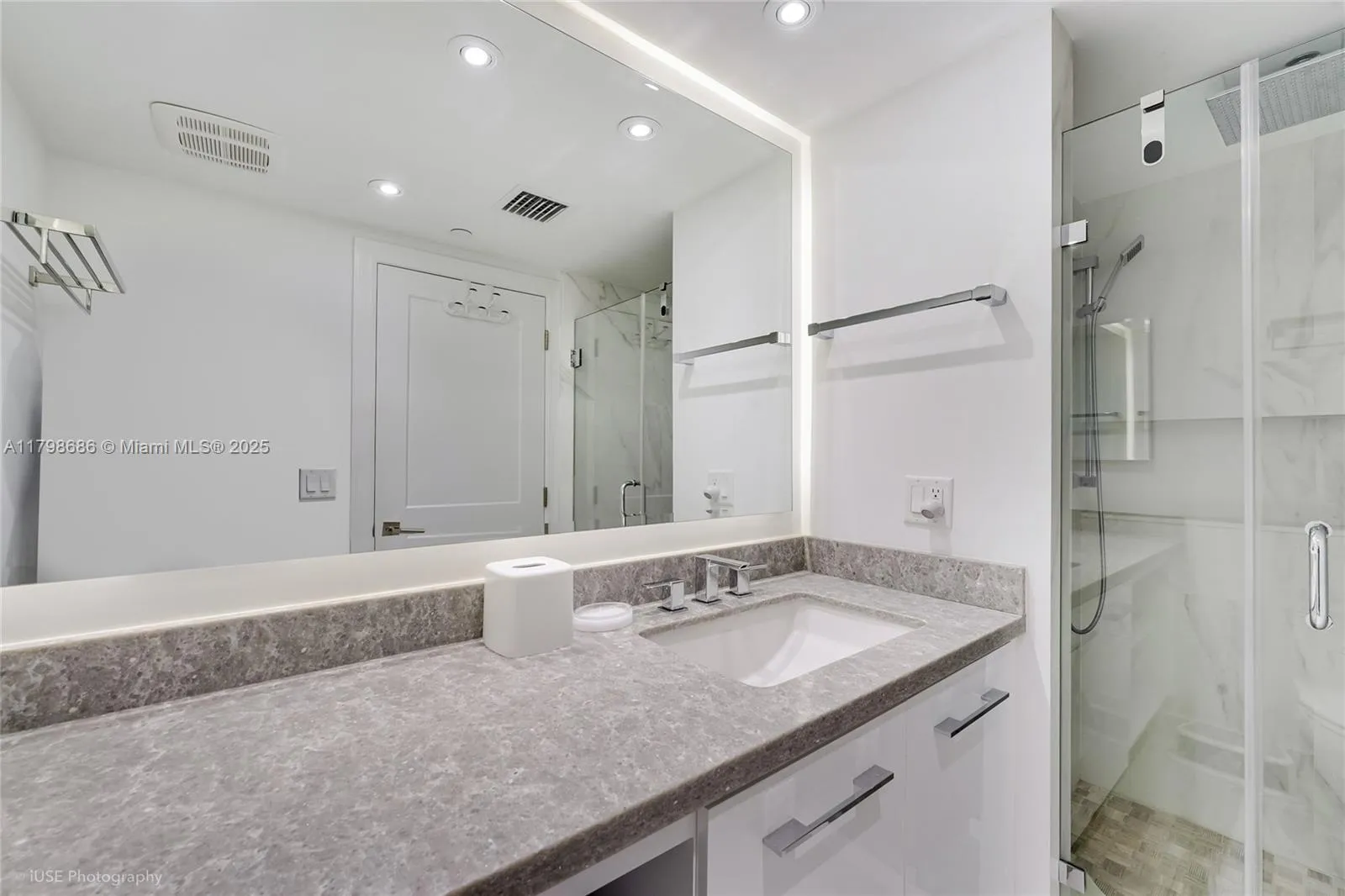 Key Biscayne, Florida 33149, United States, 2 Bedrooms Bedrooms, ,3 BathroomsBathrooms,Residential,Active,125652