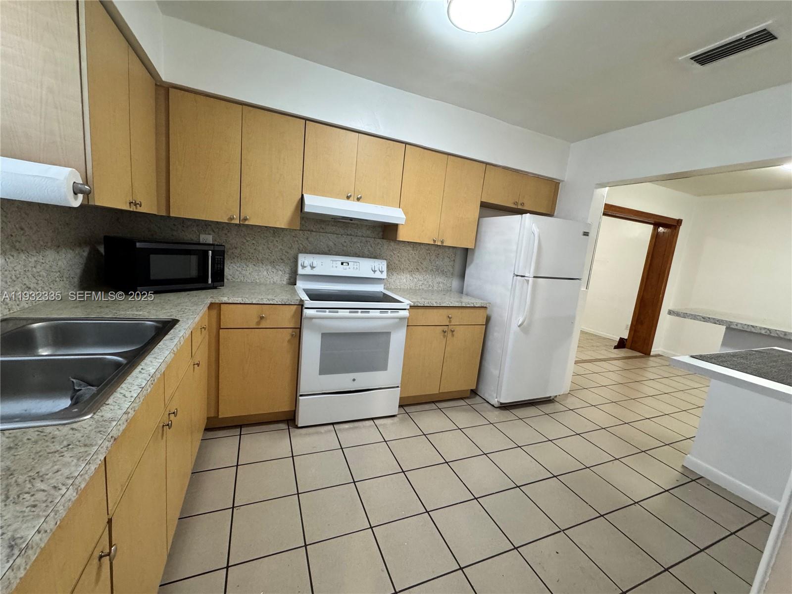 CORAL PARK ESTATES SEC 3 - Residential Lease