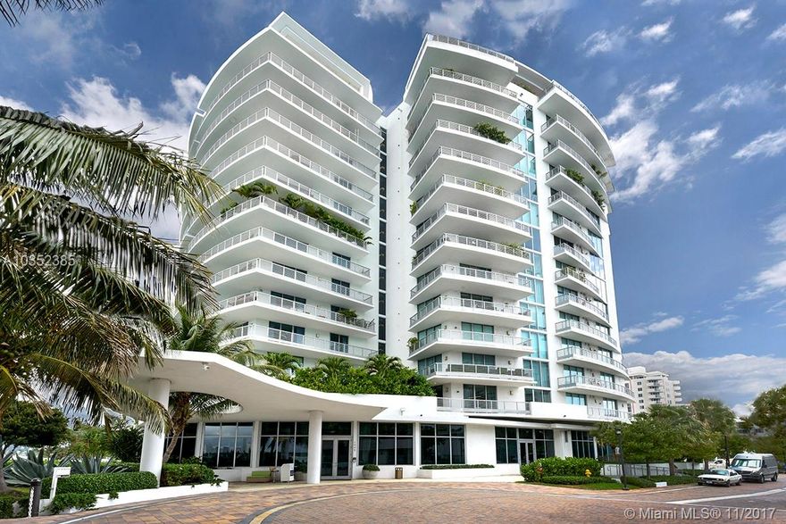 SOUTH BEACH BOUTIQUE CONDO OFFERING AMAZING BAY FRONT AND MIAMI SKYLINE VIEWS. PRIVATE OUTDOOR COVERED TERRACE ADDS TO THE 918 SQ FT INDOOR LIVING AREA. LARGE KITCHEN WITH TOP OF THE LINE APPLIANCES INCLUDING SUB-ZERO, WOLF AND MIELE. QUIET SETTING WITH EASY ACCESS TO POOL, BAY WALK, SPA AREA AND LARGE GYM.  UNIT EQUIPPED WITH A LUXURY BATH WITH SOAKING TUB AND GLASS ENCLOSED SHOWER. TAKE ADVANTAGE OF THE VALET PARKING AND FIRST FLOOR ENTRY TO MAKE YOUR LIFE A LITTE EASIER. WALKING DISTANCE TO RESTAURANTS, NIGHT LIFE, SHOPPING AND GROCERIES.