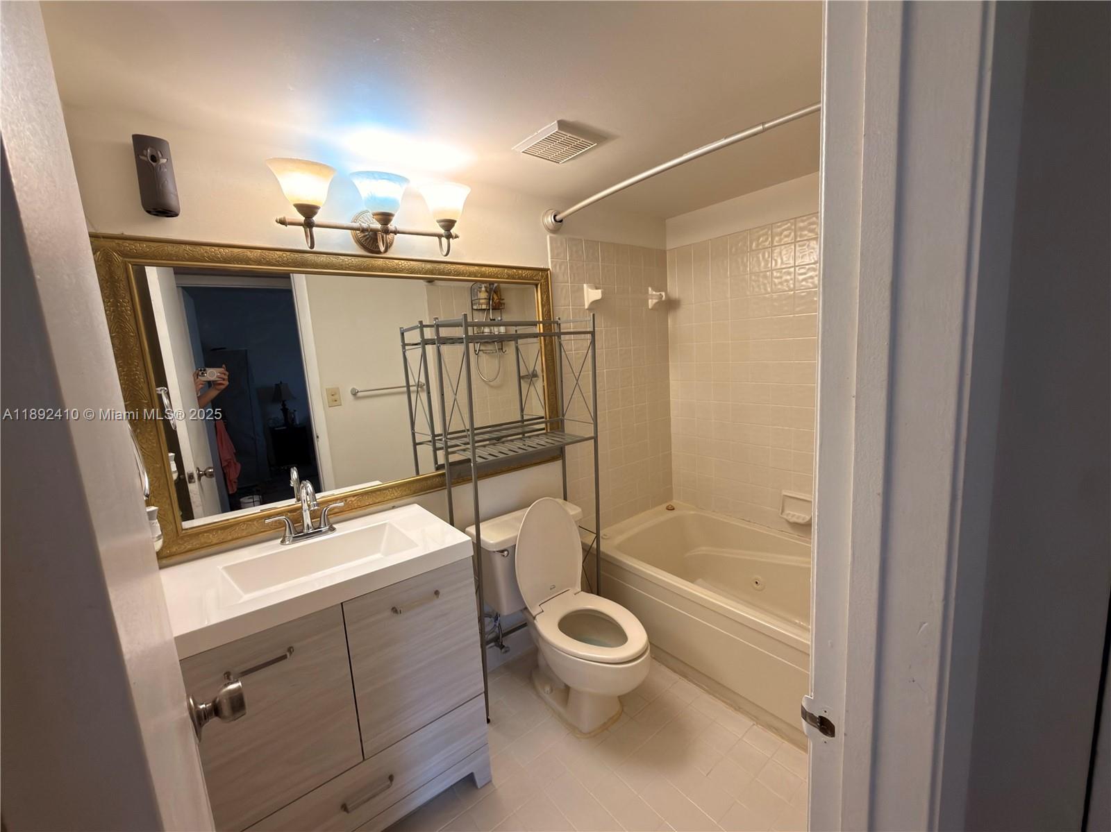 CLUB QUARTERS AT RAINTREE - Residential