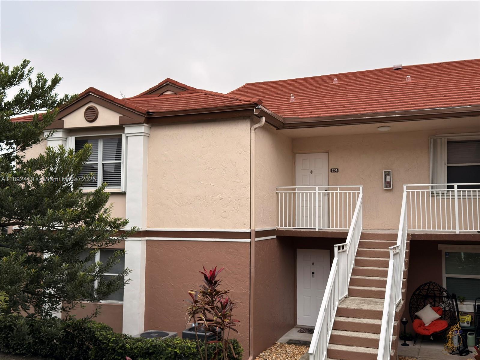 CLUB QUARTERS AT RAINTREE - Residential