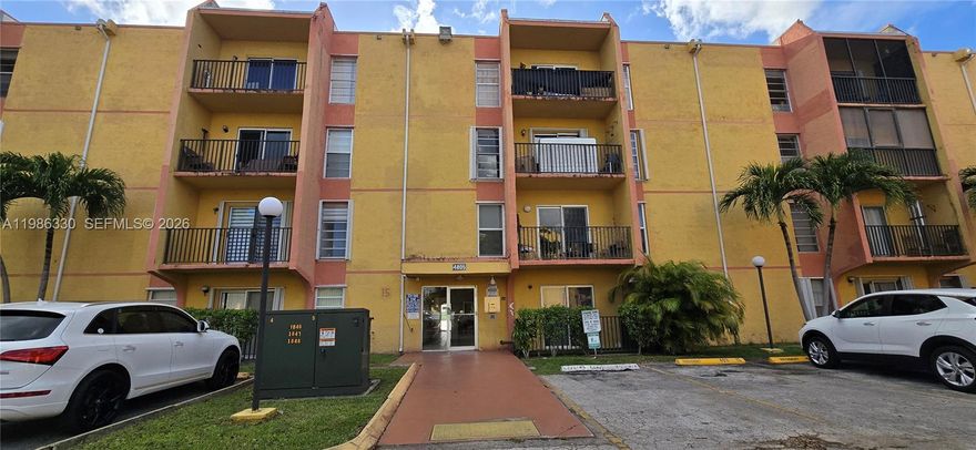 Cozy and bright apartment for rent 5min away from the Miami Airport! Very close to major highways like 836 or I95, 15 min drive to Brickell, downtown. This property offers 2 bedrooms, 2 bathrooms and a very comfortable lay out. Easy to show and available immediately!