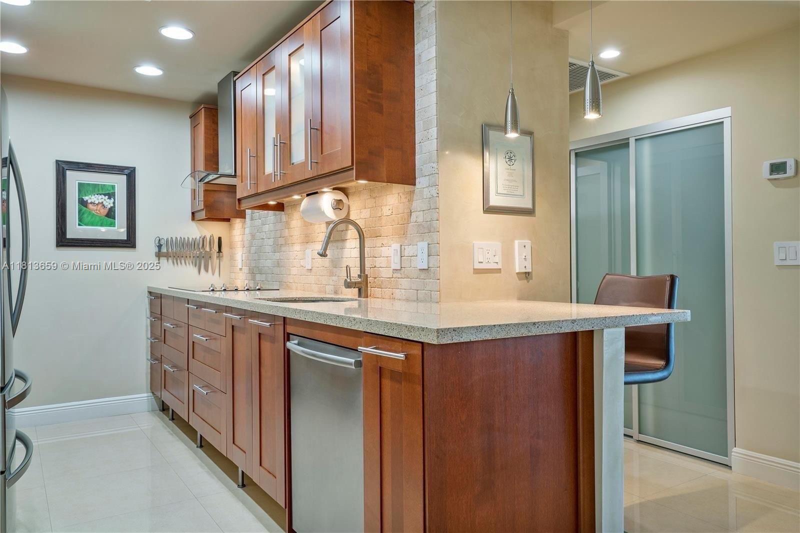 Photo 1 of 300 Bayview Dr 102, Sunny Isles Beach, Florida, $250,000, Web #: 11813659