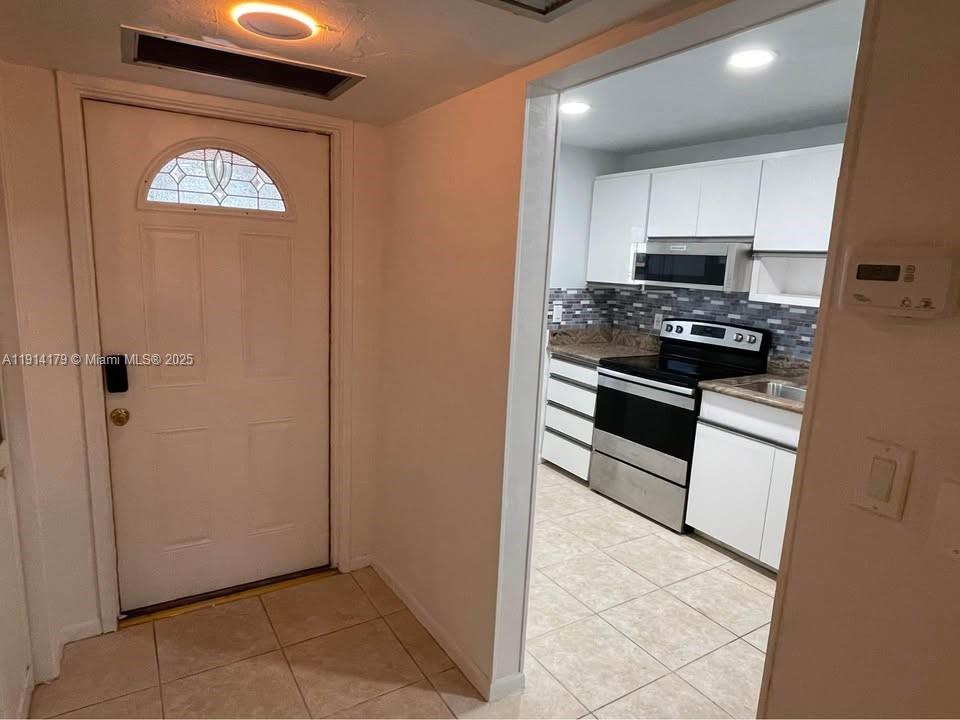 LIGHTHOUSE POINT PLAZA CO - Residential Lease