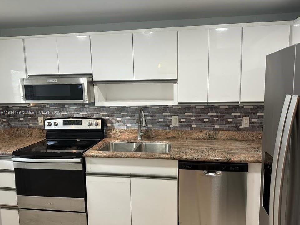 LIGHTHOUSE POINT PLAZA CO - Residential Lease