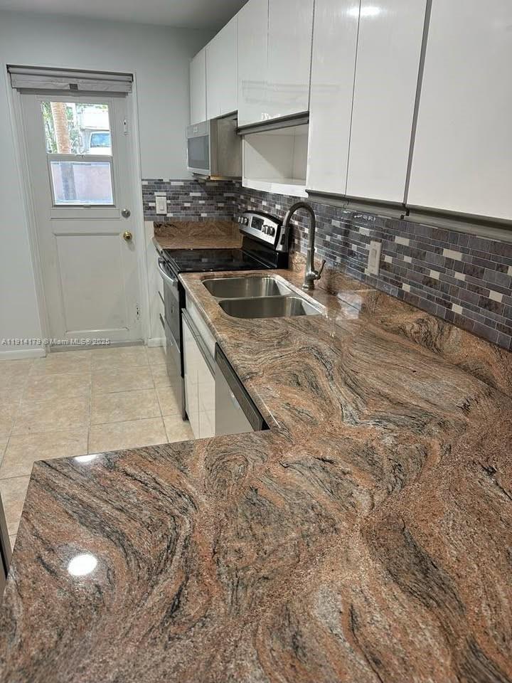 LIGHTHOUSE POINT PLAZA CO - Residential Lease