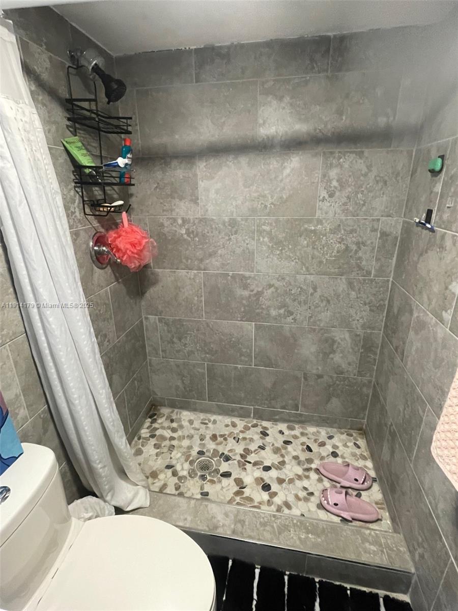 LIGHTHOUSE POINT PLAZA CO - Residential Lease