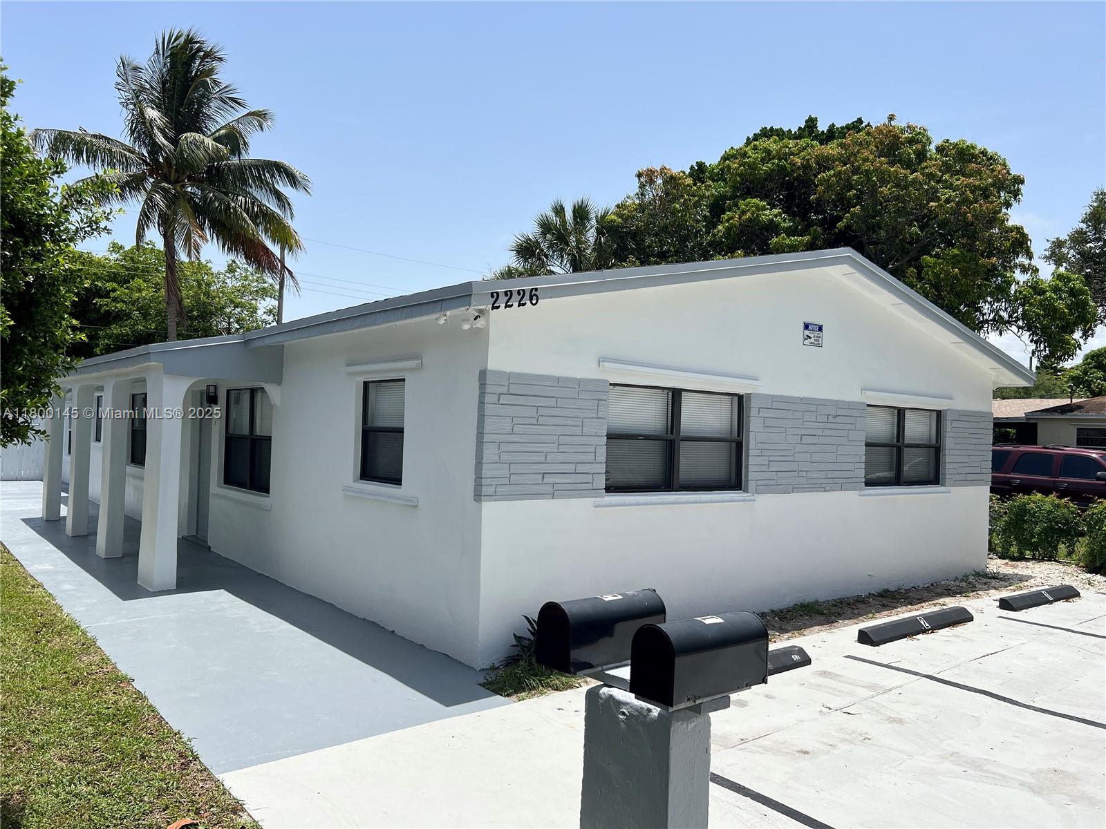2226 Cody St 1, Hollywood, Broward County, Florida - 2 Bedrooms  
1 Bathrooms - 