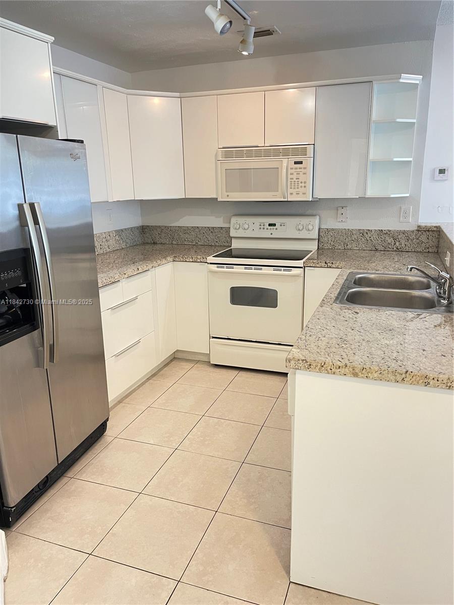 Beautifully updated 2-bedroom, 2-bathroom unit, tile flooring, in-unit washer and dryer, and renovated kitchen cabinetry and countertops. Bathroom vanities upgraded. Community offers amenities including a pool, fitness center, and tennis court. Prime location near shopping, dining, major highways, and just minutes from Fort Lauderdale International Airport.