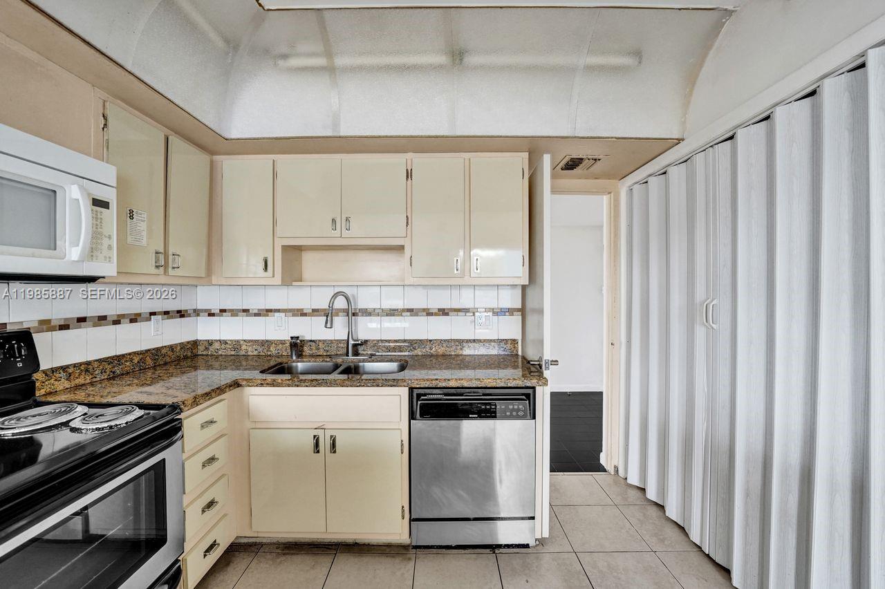 HILLCREST EAST NO 26 COND - Residential