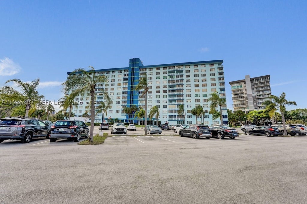 Photo of 4001 Hillcrest Dr #602-4, Hollywood, FL 33021 (MLS # A11985887)