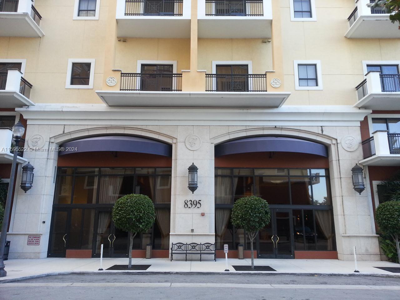 Amazing two story townhouse. The Colonnade at Dadeland is located close to Dadeland Mall, University of Miami, Metro Station US 1 and highways. The complex offers great amenities: Pool, Gym, Security and Common Areas.