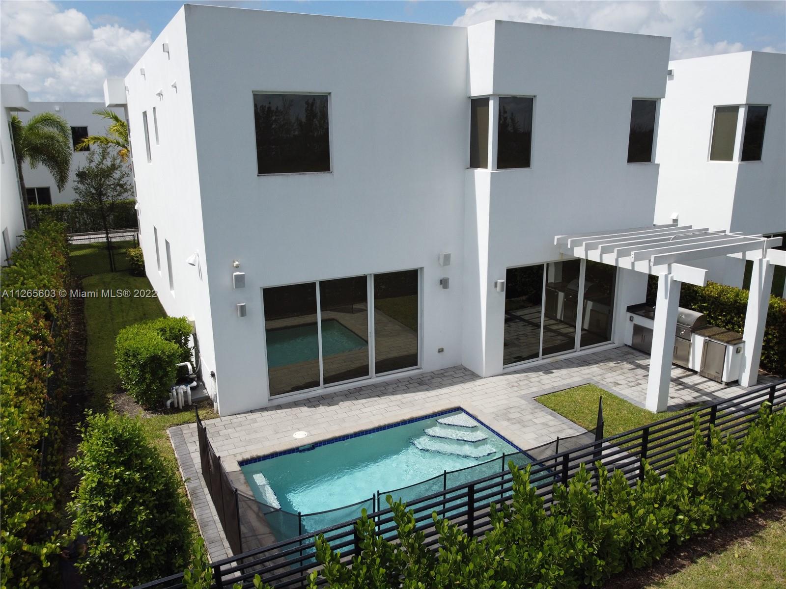 DORAL COMMONS RESIDENTIAL - Residential Lease