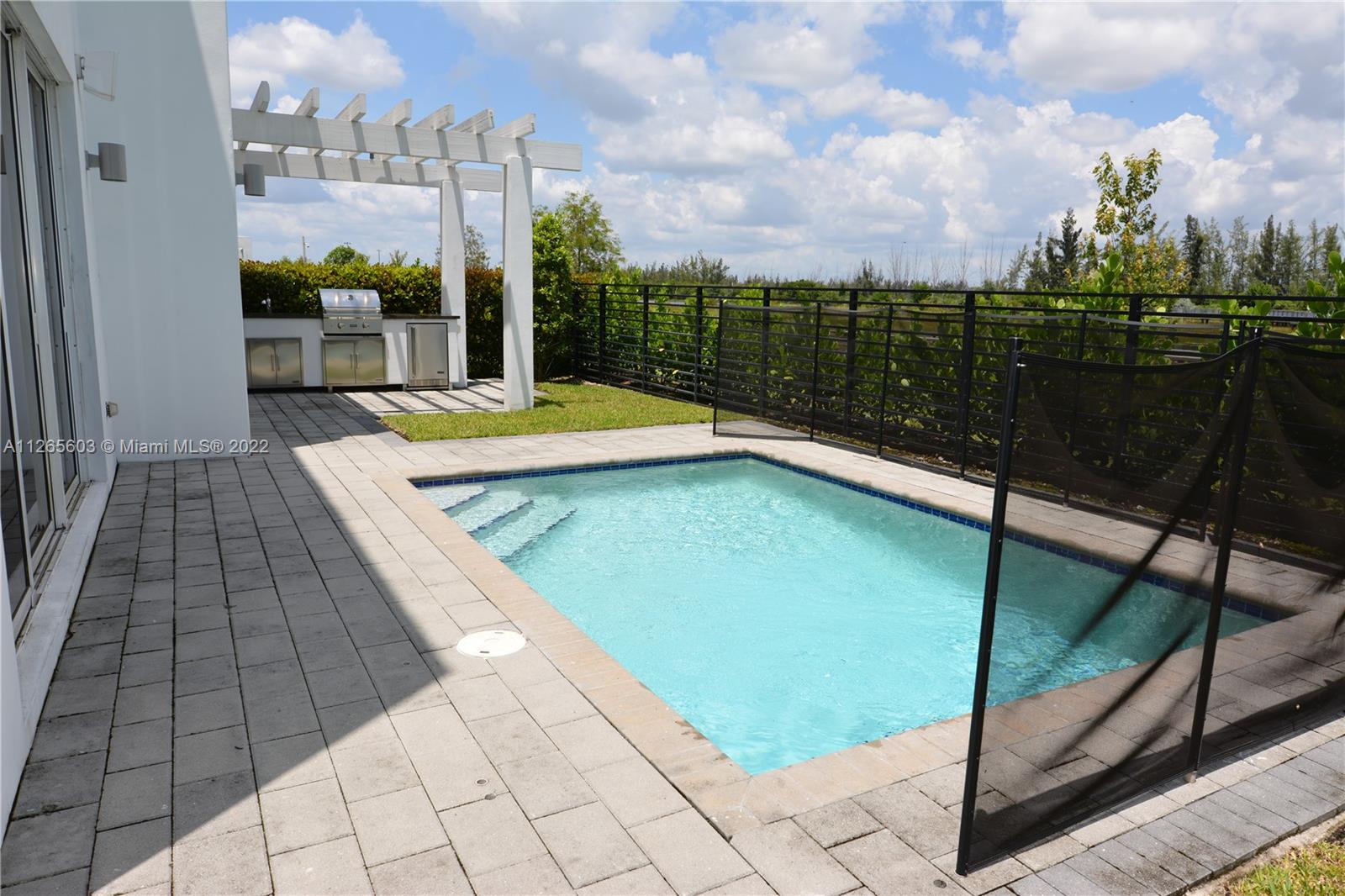 DORAL COMMONS RESIDENTIAL - Residential Lease